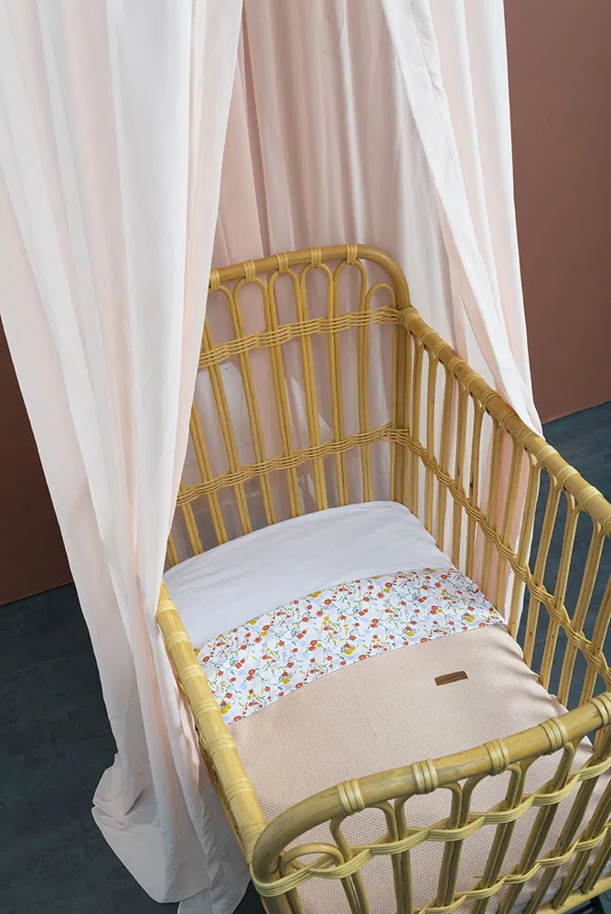 roze klamboe babykamer